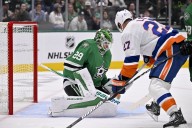 Deadspin | Isles survive as Stars' last-second goal is overturned