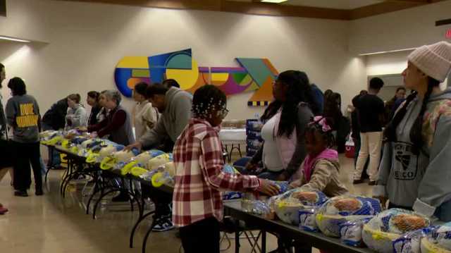 Mosaic Life Church gives 300 turkeys to families at Oak Park Community Center