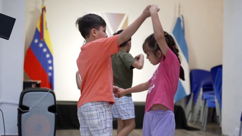 Entre arepas y milanesas: así viven los niños venezolanos en Argentina