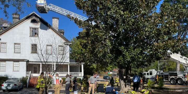 Aiken firefighters battle blaze on York Street