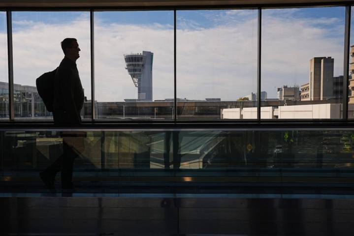 EU anuncia reducción de vuelos a partir del viernes por cierre del gobierno