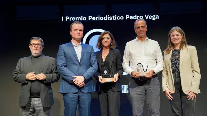 La sociedad civil y económica homenajea a Pedro Vega en la entrega del premio periodístico de Crónica Global