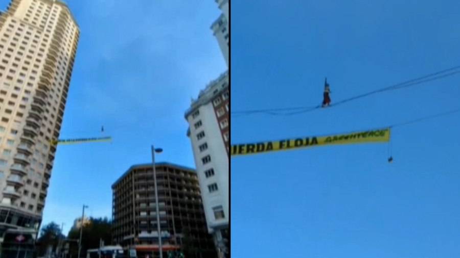 VIDEO: Mujer aparece en la cuerda floja a 30 metros en pleno centro de España para pedir justicia climática