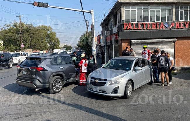 Choque en La Madrid deja cuatro lesionados y caos vial: ninguno acepta la culpa