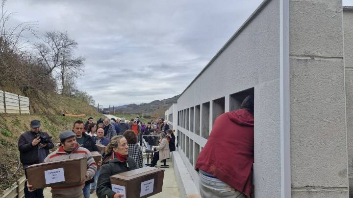 Los restos de 21 víctimas de la represión franquista reciben sepultura en Pola de Lena