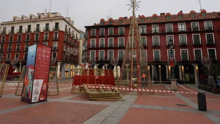 La Navidad inunda la plaza Mayor y la calle Santiago en Valladolid: del árbol, a los arcos y el tiovivo