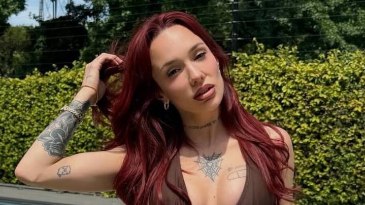 La Joaqui arrancó el verano con la microbikini del momento: color chocolate y underboob