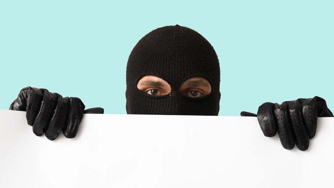 Un ladrón se ríe en la cara de su víctima con un mensaje insolente: «¿Dinero? ¿Para qué tantas cámaras?»