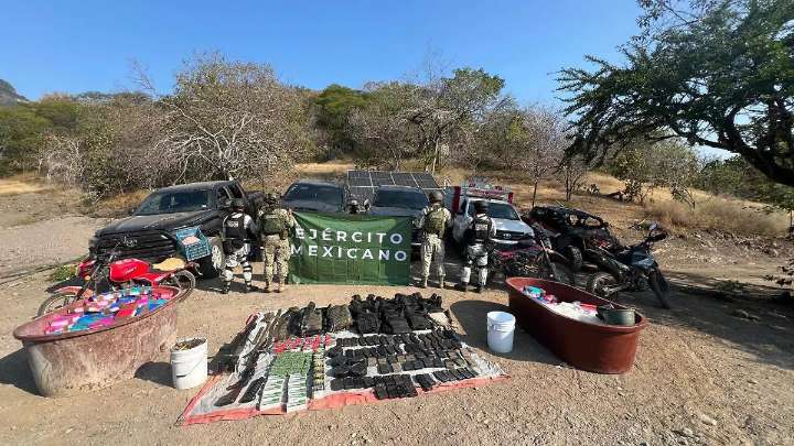 Decomisan armamento, vehículos y droga en Huetamo