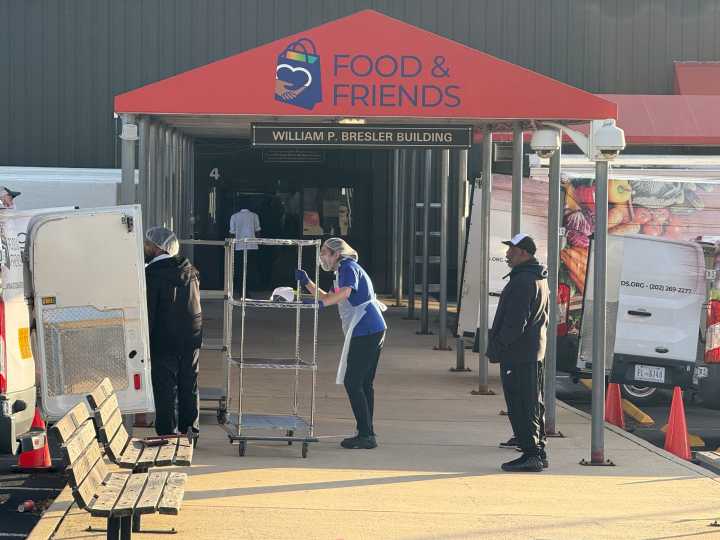 Volunteers make sure families facing serious illness have a happy Thanksgiving