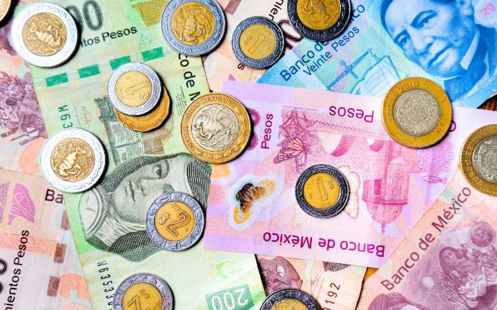 Peso se repliega y bolsa avanza expectantes a decisión de política monetaria de Banxico