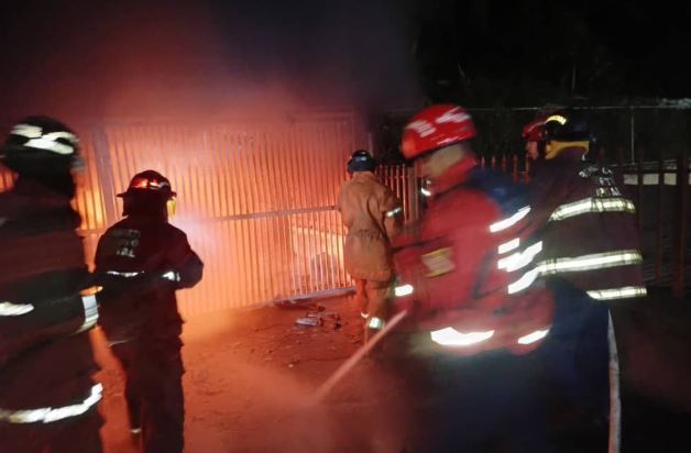 Infernal incendio consume sótano de edificio en Caracas, dejando diez vehículos reducidos a cenizas