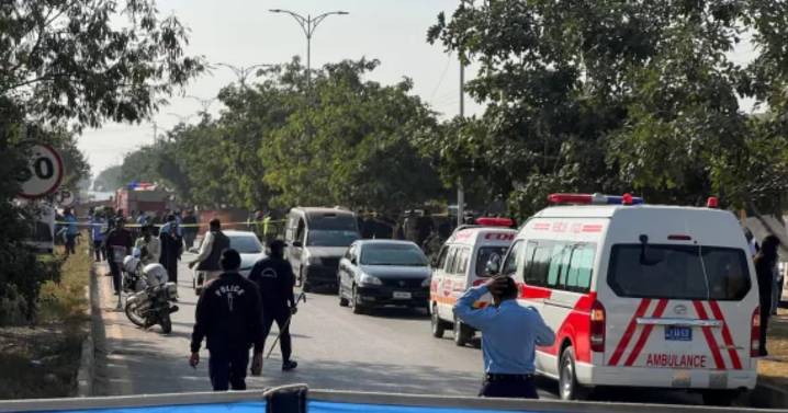 Mueren 12 personas en un atentado suicida cerca de un tribunal en la capital de Pakistán