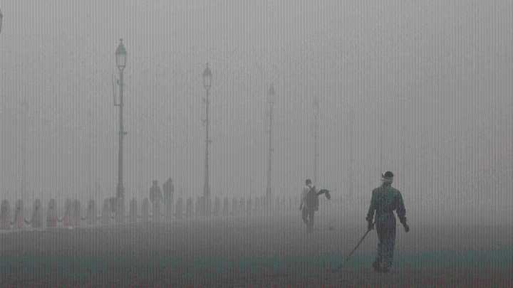 Delhi wakes up to thick layers of smog as AQI remains in the ‘very poor’ category at 341