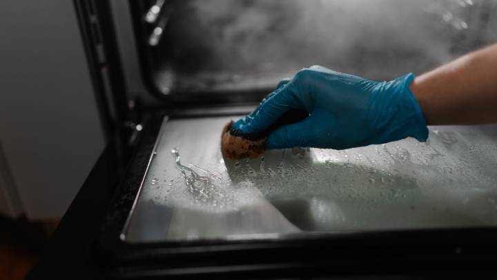 7 Mistakes That Everyone Makes When Steam Cleaning An Oven