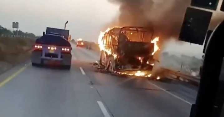 Autobús se incendia y es consumido por el fuego sobre Arco Norte en la salida a Pachuca