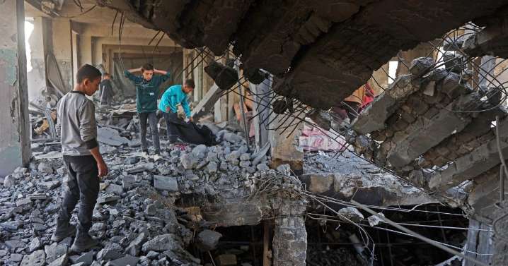 Israel lanza un gran bombardeo sobre Gaza, que deja al menos 22 muertos, pese al alto el fuego