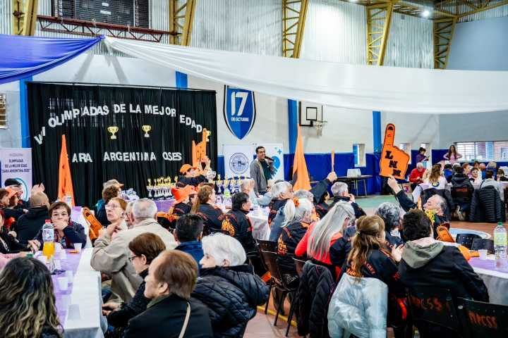 Gran cierre de la séptima Olimpiada de la Mejor Edad de Río Gallegos, que tuvo la participación de más de 150 adultos mayores