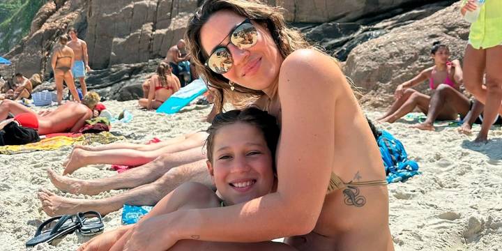 Jimena Barón sorprendió al pasear en bikini por las calles de Río de Janeiro junto a su hijo Momo