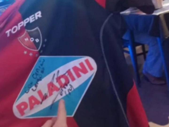 Les robaron una camiseta de Newell's firmada por Maradona a unos fanáticos en Córdoba e intentan recuperarla: "Tiene un valor incalculable"