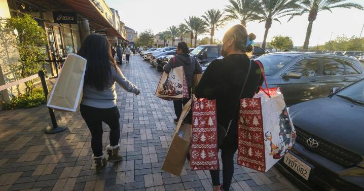 Economic angst forces L.A. shoppers to find ways to spend less for the holidays