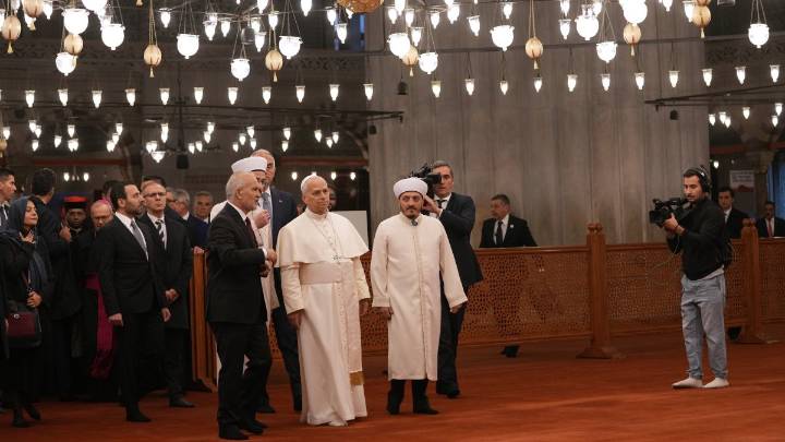 Pope Leo visits Instanbul’s Blue Mosque