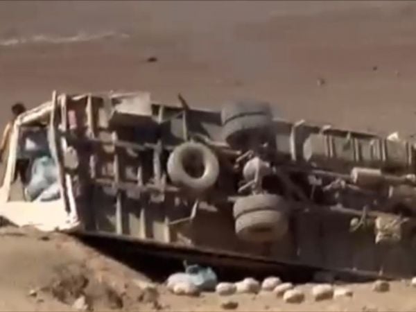 Investigan el volcamiento de camión cuyo conductor falleció en el lugar