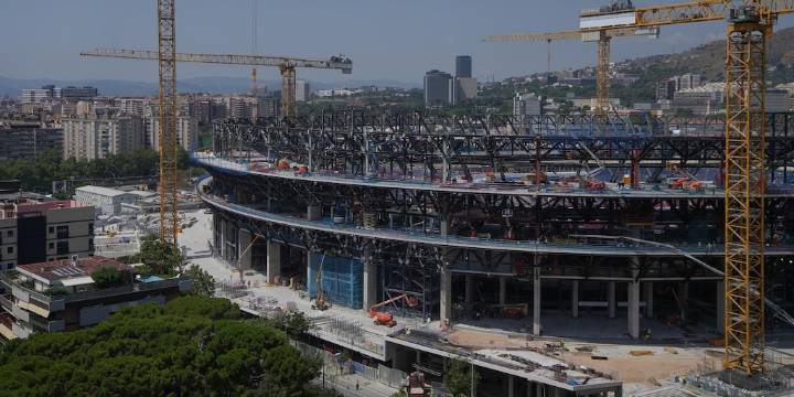 Las obras del Camp Nou en el punto de mira: cascada de despidos e investigación por explotación laboral de trabajadores “sin papeles”