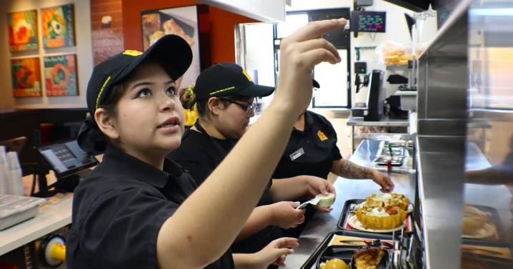 It’s finally here: El Pollo Loco opens in Albuquerque