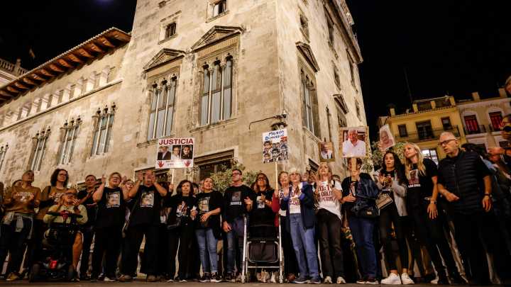 Decenas de personas se concentran ante el Palau de la Generalitat para pedir la dimisión de Mazón