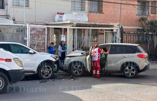 Conductora choca vs vehículo estacionado