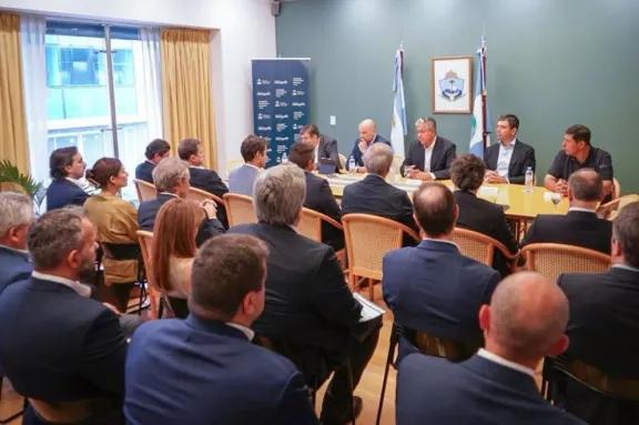 Antes de fin de año licitarán una obra clave para Vaca Muerta: Figueroa reunió a la Mesa de Competitividad