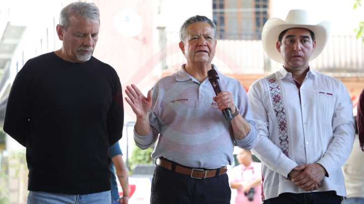 Julio Menchaca recorre comunidades afectadas de la Huasteca hidalguense