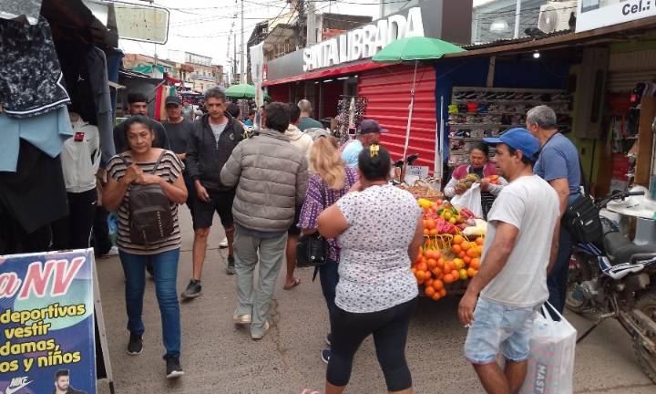 El incesante movimiento con destino a Nanawa contrasta con la quietud en negocios de Clorinda