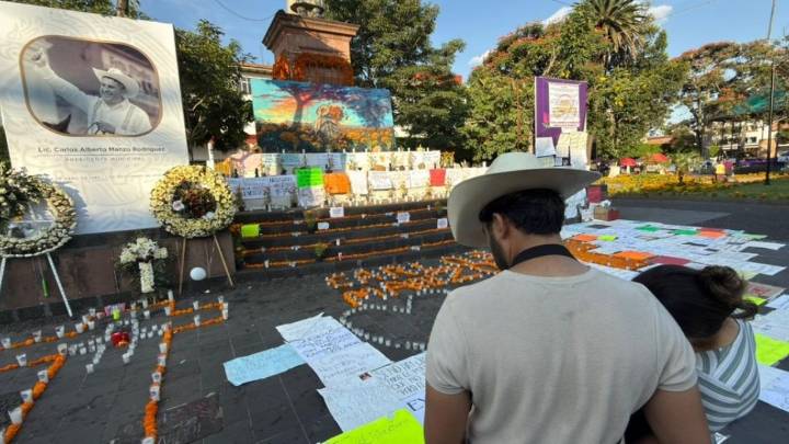 "Uruapan merece respeto": decenas de personas instalan memorial a Carlos Manzo