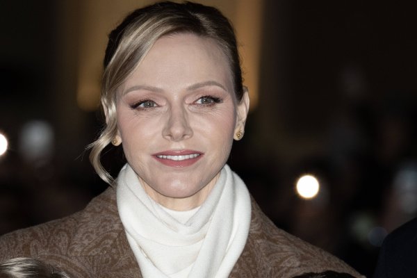 Charlene de Mónaco combina ASÍ sus botas marrones de tacón ancho