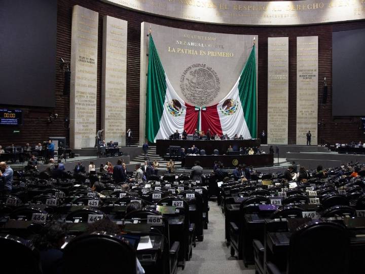 Aprueban en ‘fast track’ reforma impulsada por Monreal para frenar abusos bancarios