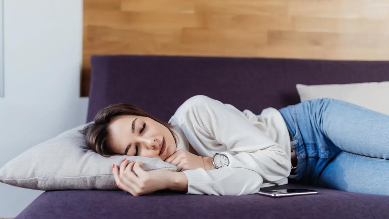 Dormir la siesta vuelve a ser protagonista: la ciencia analiza este hábito y sus efectos en la salud