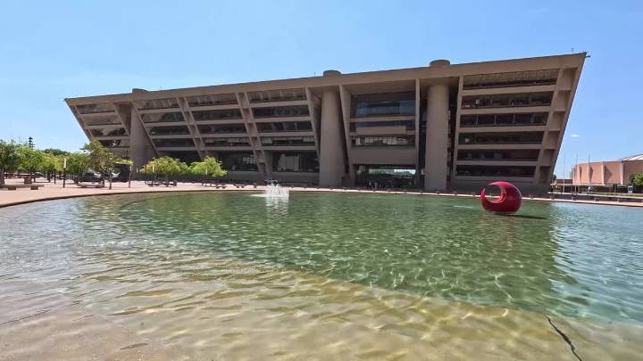 Dallas leaders compare cost of repairing city hall vs leasing office space