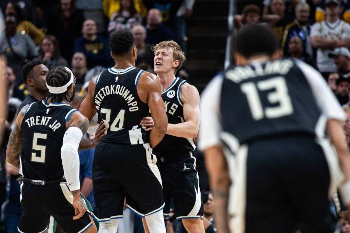 Deadspin | NBA roundup: Giannis Antetokounmpo boosts Bucks at buzzer