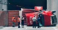 Tráiler pierde el control y se vuelca en el túnel de la avenida Néstor Gambetta dejando un herido