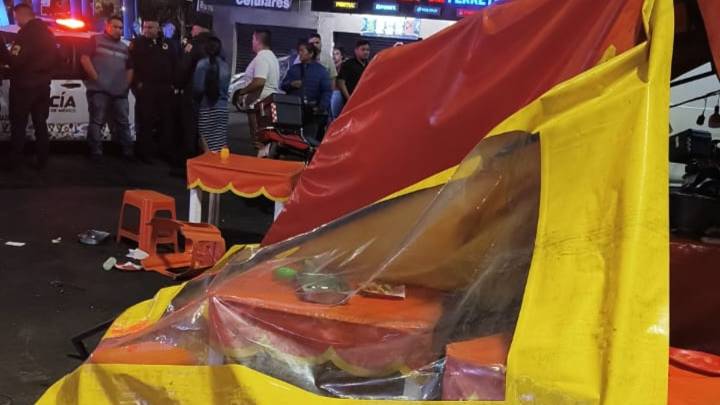 Automovilista choca contra puesto de tacos y provoca flamazo en Coyoacán, CdMx; hay 3 heridos