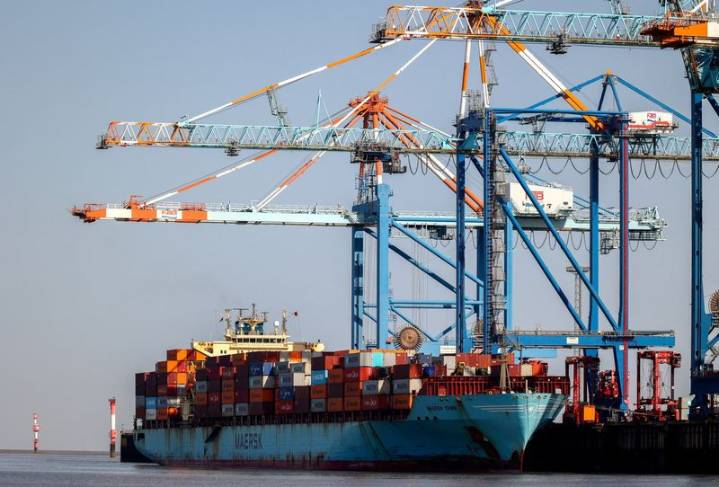 Euro zone economy holds up, trade surplus surges on exports to US