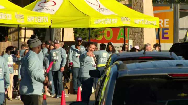 Keith Lee partners with North Texas food pantry for massive Thanksgiving meal giveaway