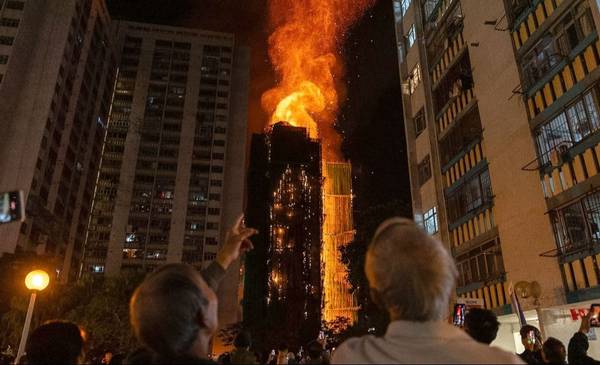 Un incendio arrasó un edificio en Hong Kong y dejó 36 muertos
