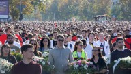 Decenas de miles de personas salen a las calles de la ciudad serbia de Novi Sad en el aniversario de la tragedia de la marquesina