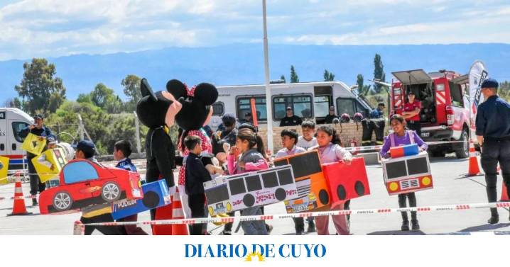 La Policía sorprendió a los alumnos de una escuela de 25 de Mayo con regalos, educación y recreación
