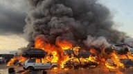 Las impresionantes imágenes de un incendio en un desguace de San Martín de la Vega que ha calcinado varios vehículos