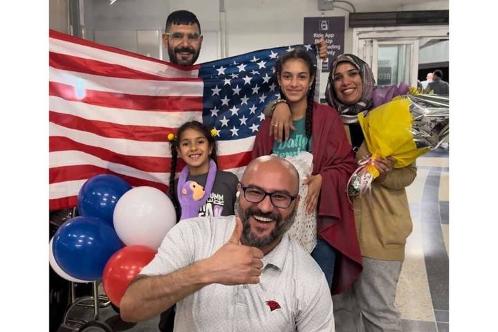 Trump ordena revisar los casos de más de 230,000 refugiados admitidos por Biden