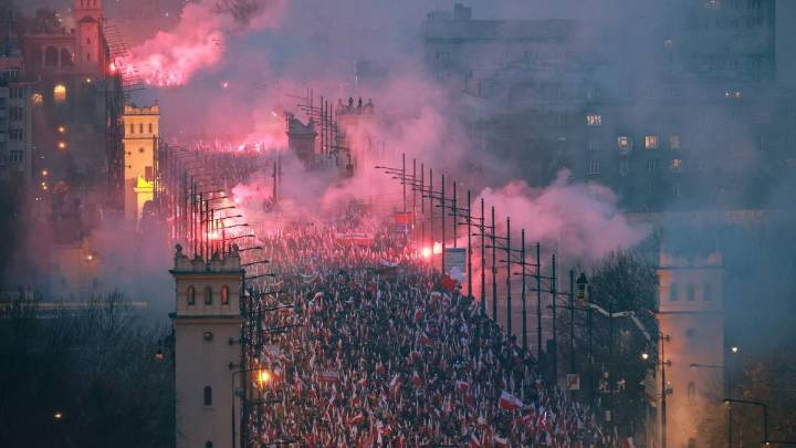Los ultranacionalistas de Polonia exhiben su fuerza en las calles en el Día de la Independencia